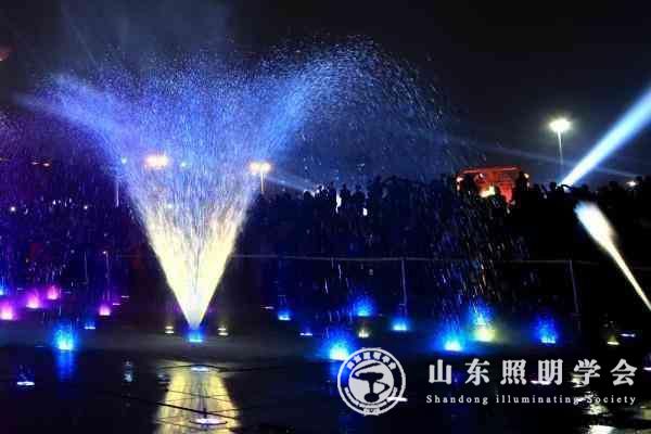 青岛最大七彩灯光音乐喷泉启用 山东照明学会
